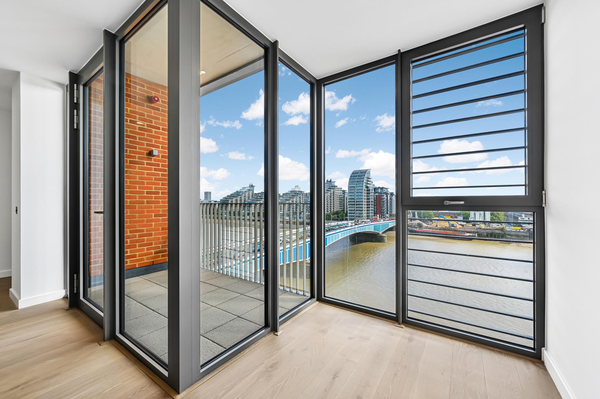 Flat Carnwath Road in Greater London