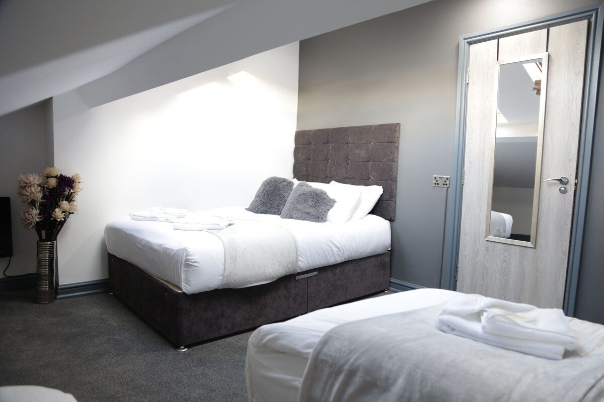 Flat Cheetham Hill in Shaw