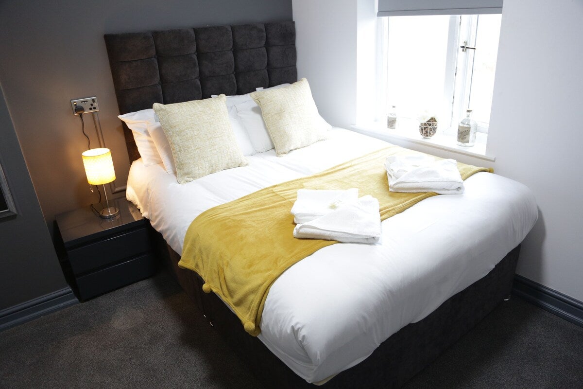 Flat Cheetham Hill in Shaw