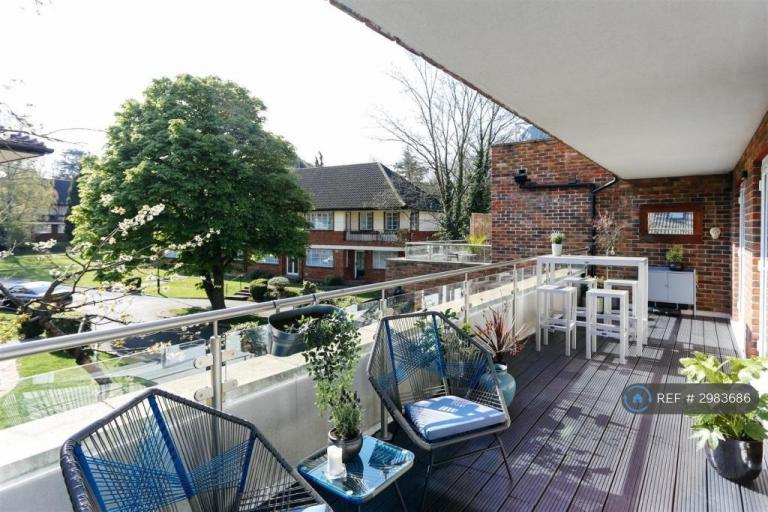 Flat Arcadia Avenue in Greater London