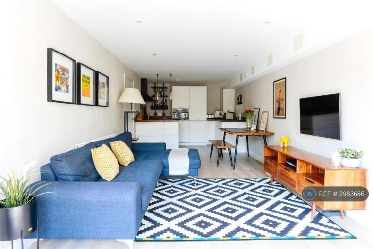 Flat Arcadia Avenue in Greater London
