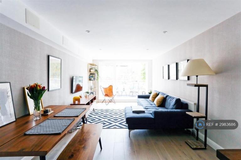 Flat Arcadia Avenue in Greater London