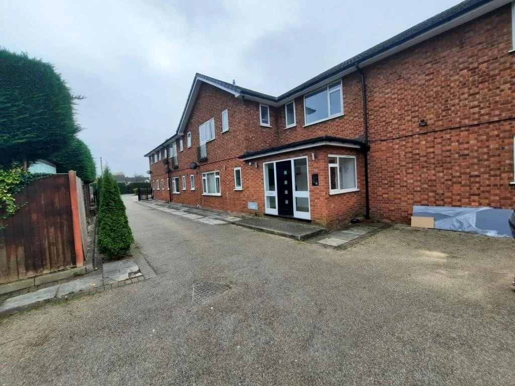 Flat Dawpool Close in Chester