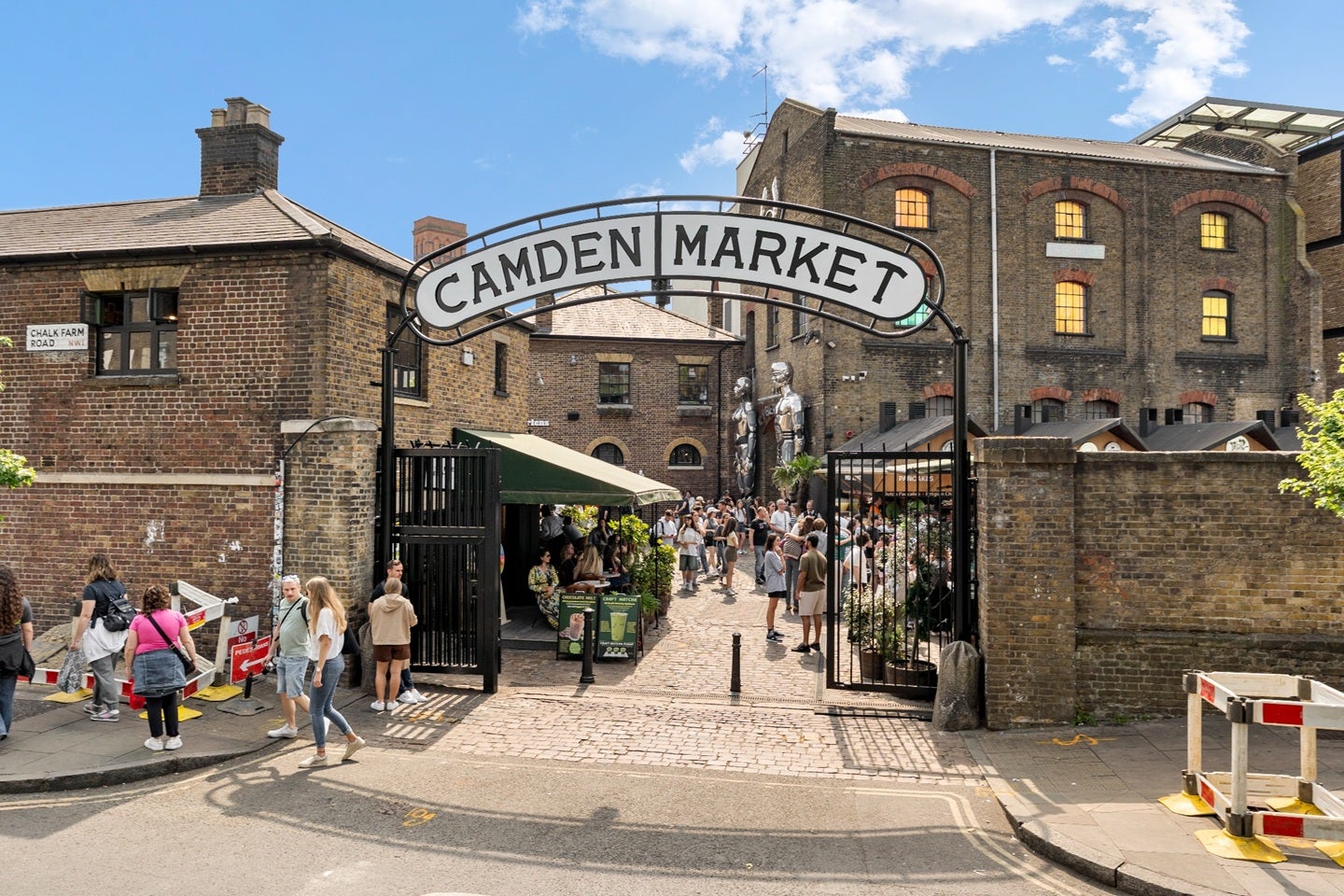 Flat Chalk Farm Road in Greater London