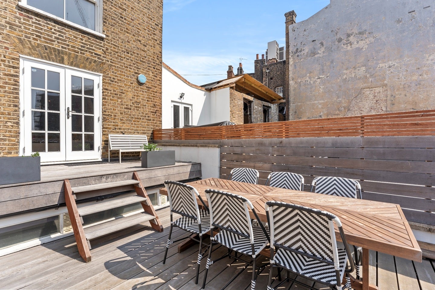 Flat Chalk Farm Road in Greater London