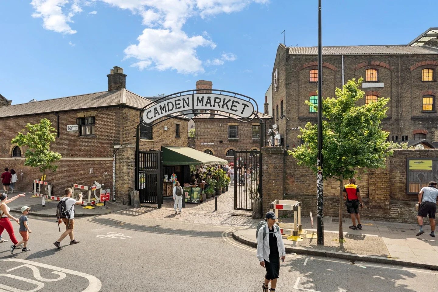 Flat Chalk Farm Road in Greater London