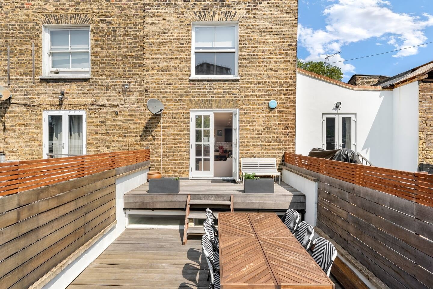 Flat Chalk Farm Road in Greater London