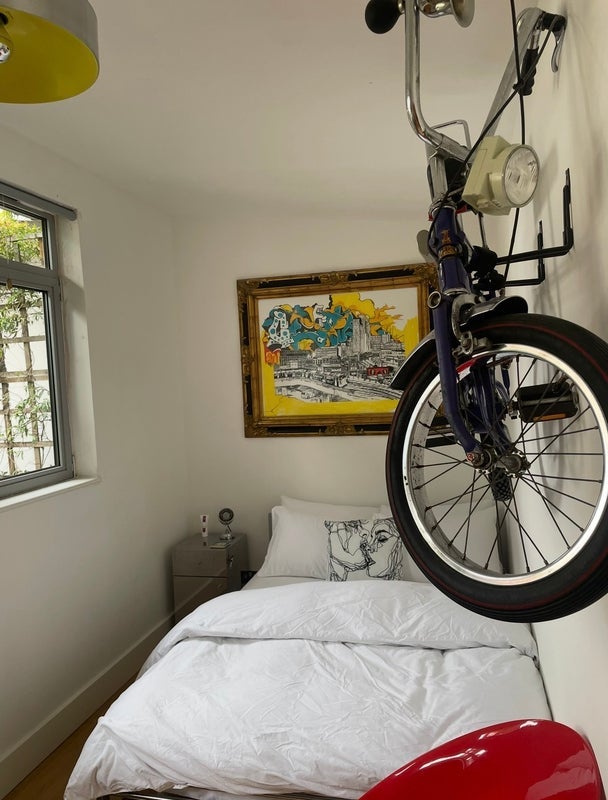 Room Calvert Avenue in Greater London