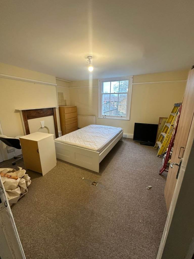 Flat Acre Lane in Greater London