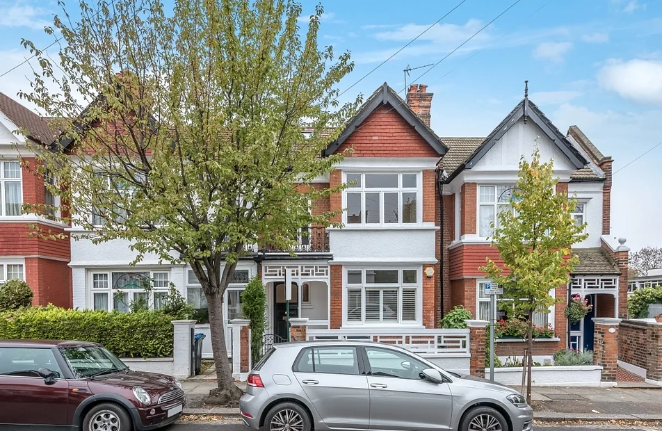 House Durnsford Road in Greater London