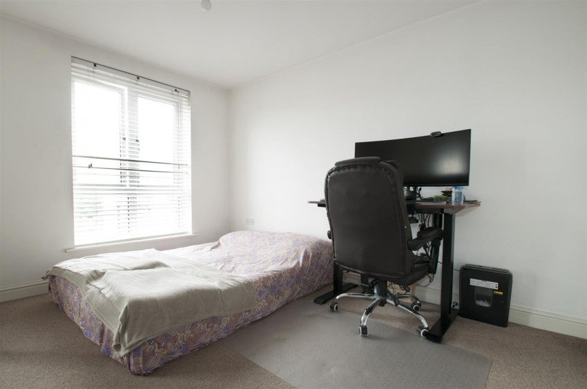 Flat Chadwick Road in Slough