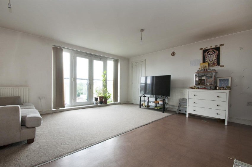 Flat Chadwick Road in Slough