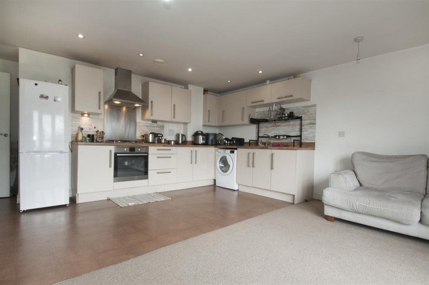 Flat Chadwick Road in Slough