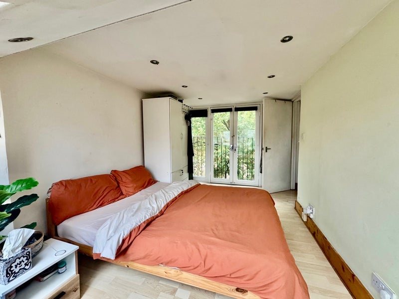 Room Faringford Road in Greater London