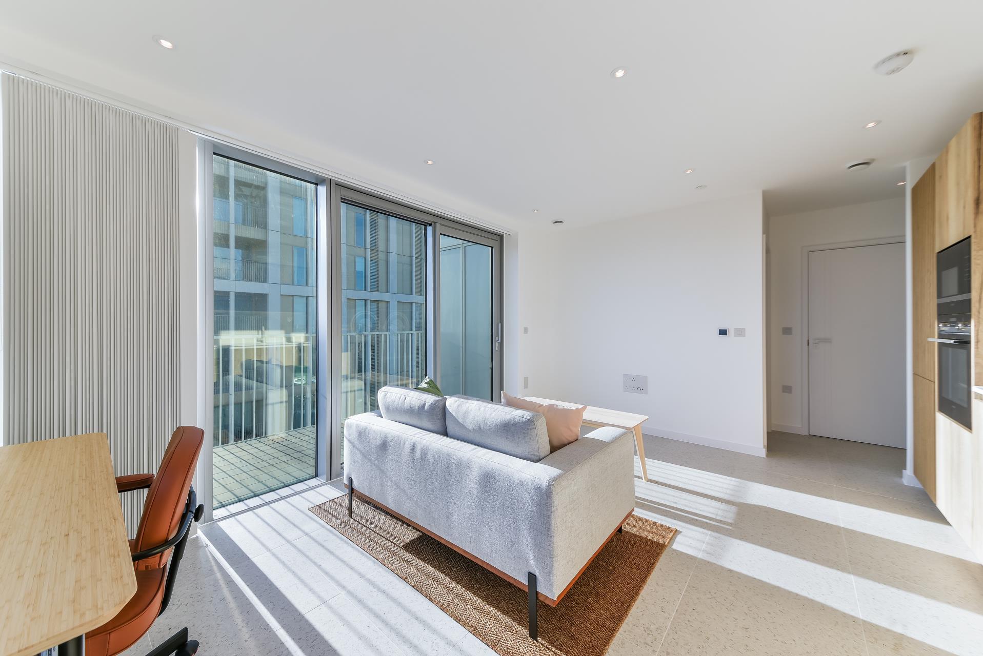 Flat Tapestry Way in Greater London