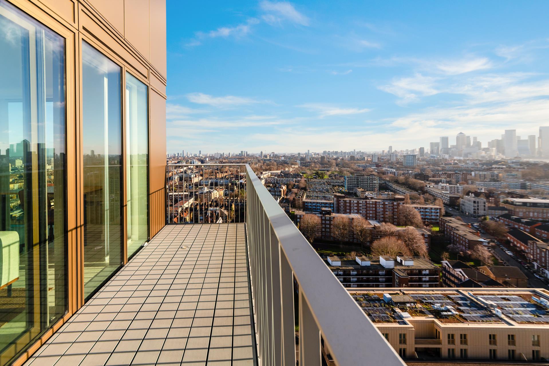 Flat Tapestry Way in Greater London