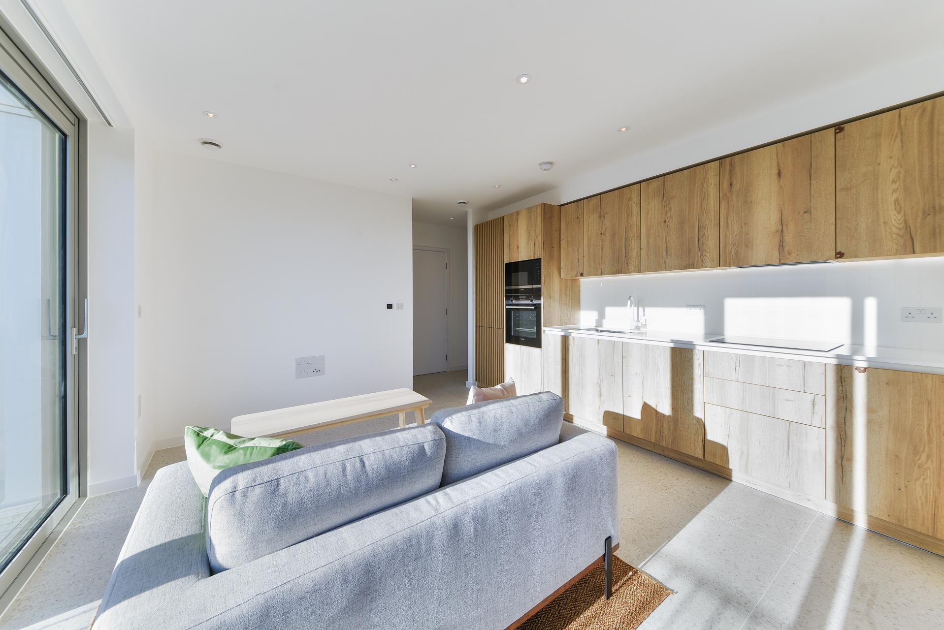 Flat Tapestry Way in Greater London