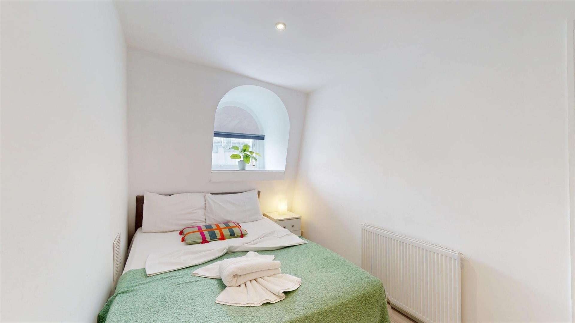 Flat Hogarth Road in Greater London