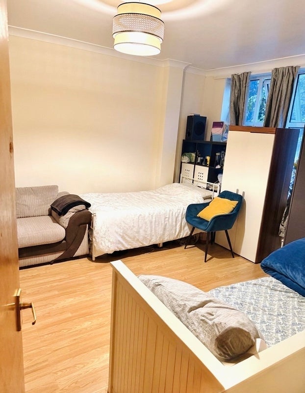 Room Valley Road in Greater London