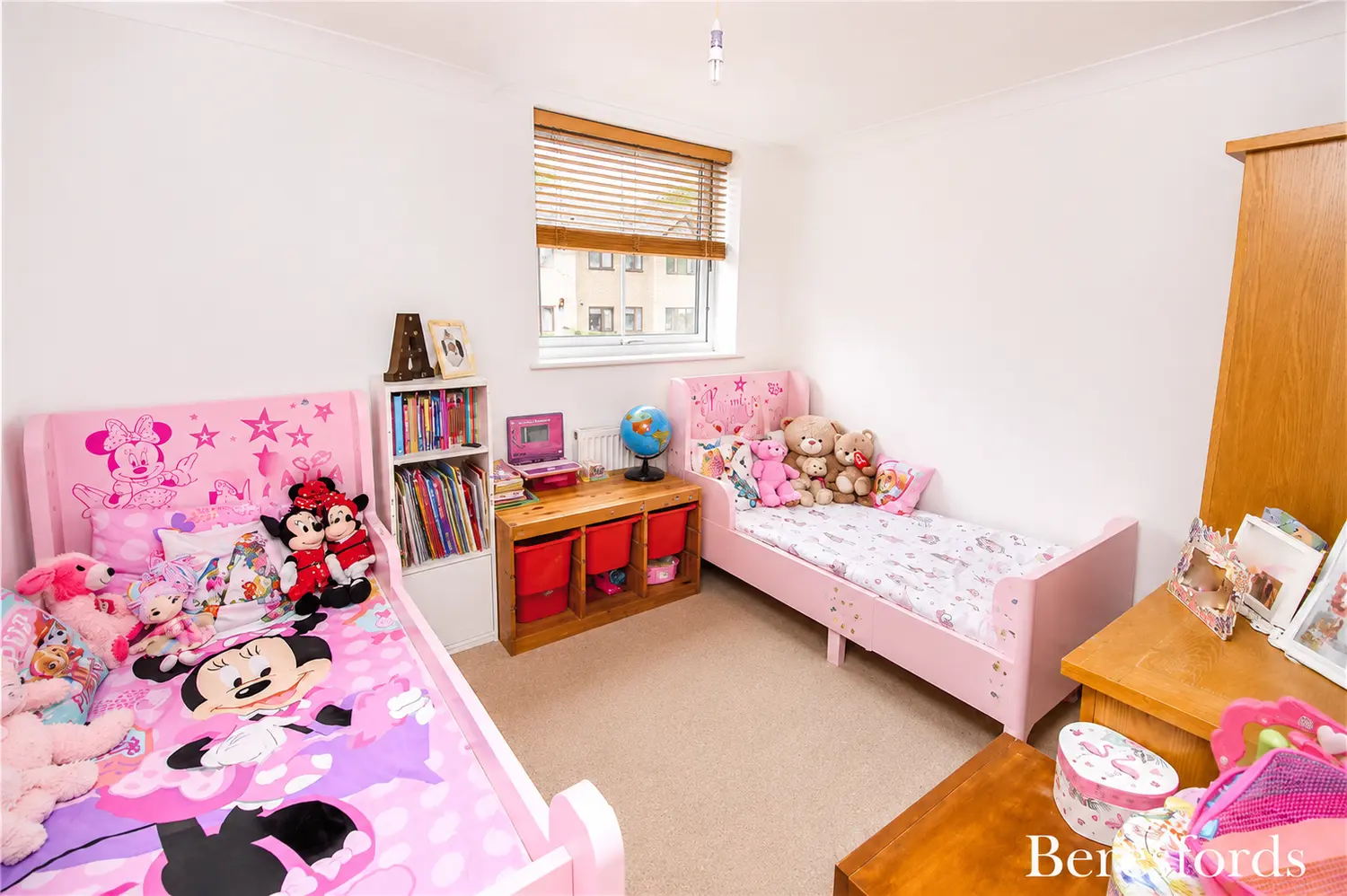 Flat Firsgrove Crescent in Brentwood