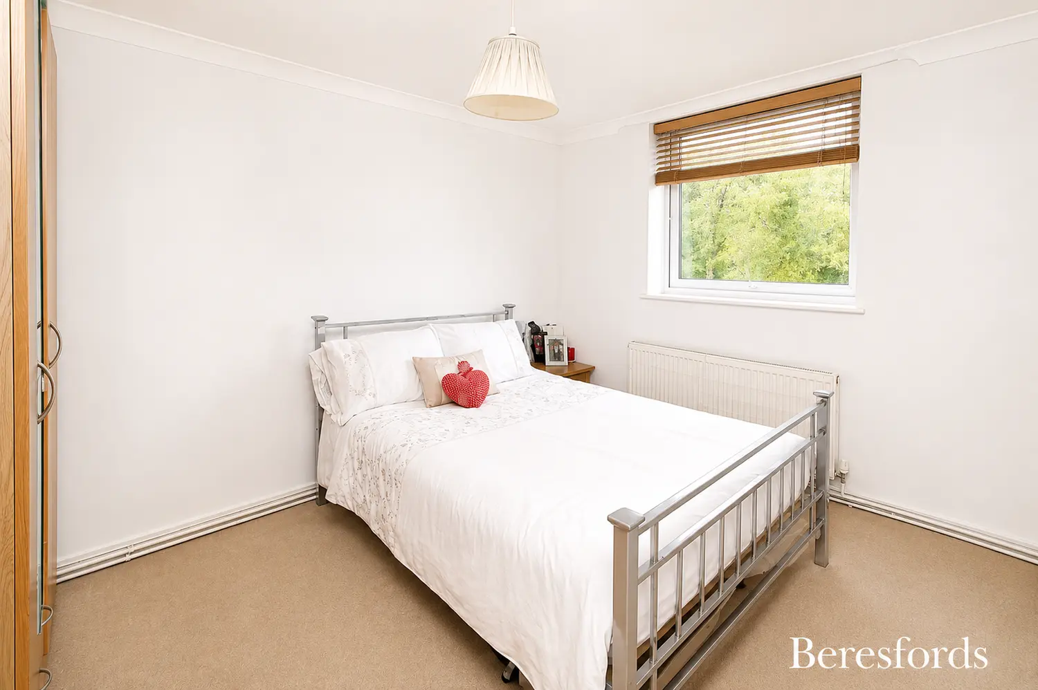 Flat Firsgrove Crescent in Brentwood