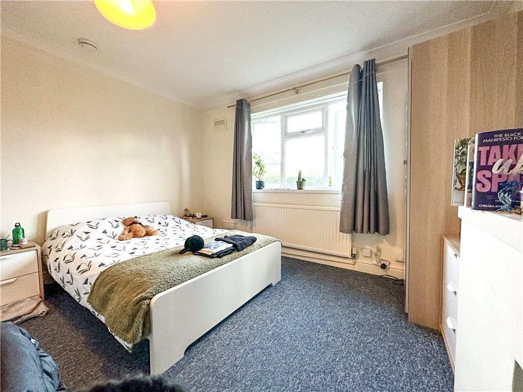 Flat Larchwood Drive in Borough of Runnymede