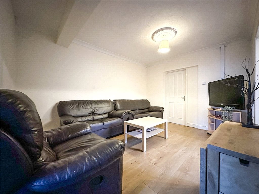 Flat Larchwood Drive in Borough of Runnymede
