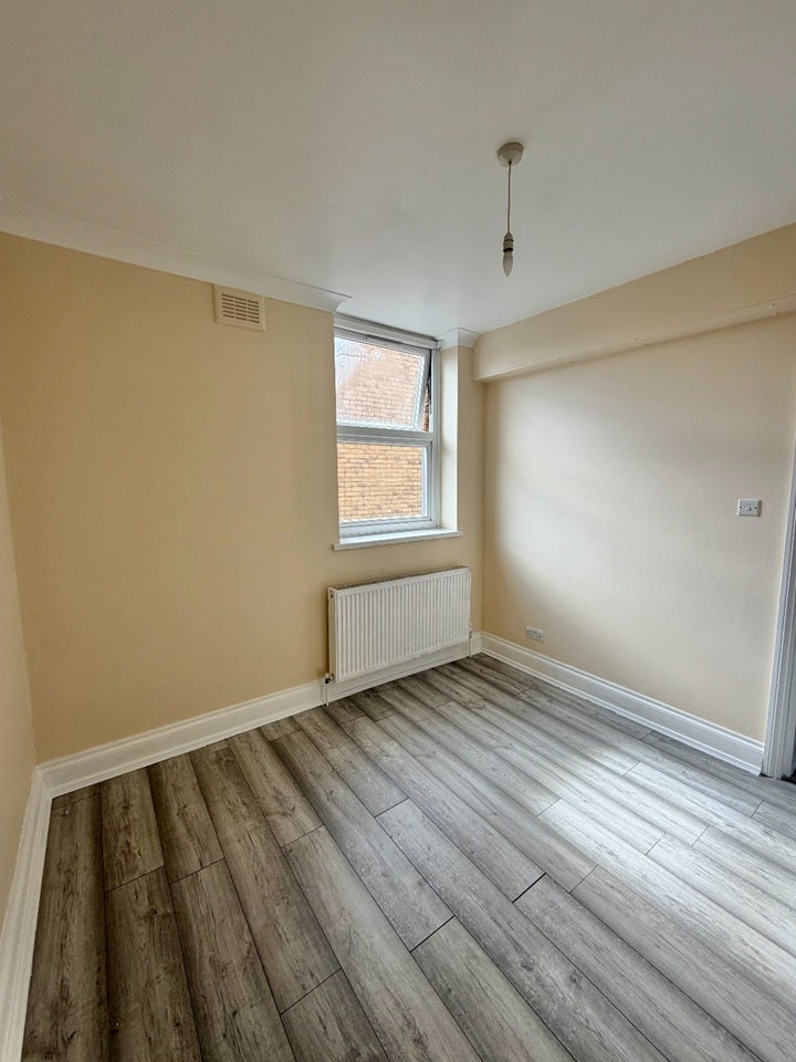 Flat Francis Road in Greater London