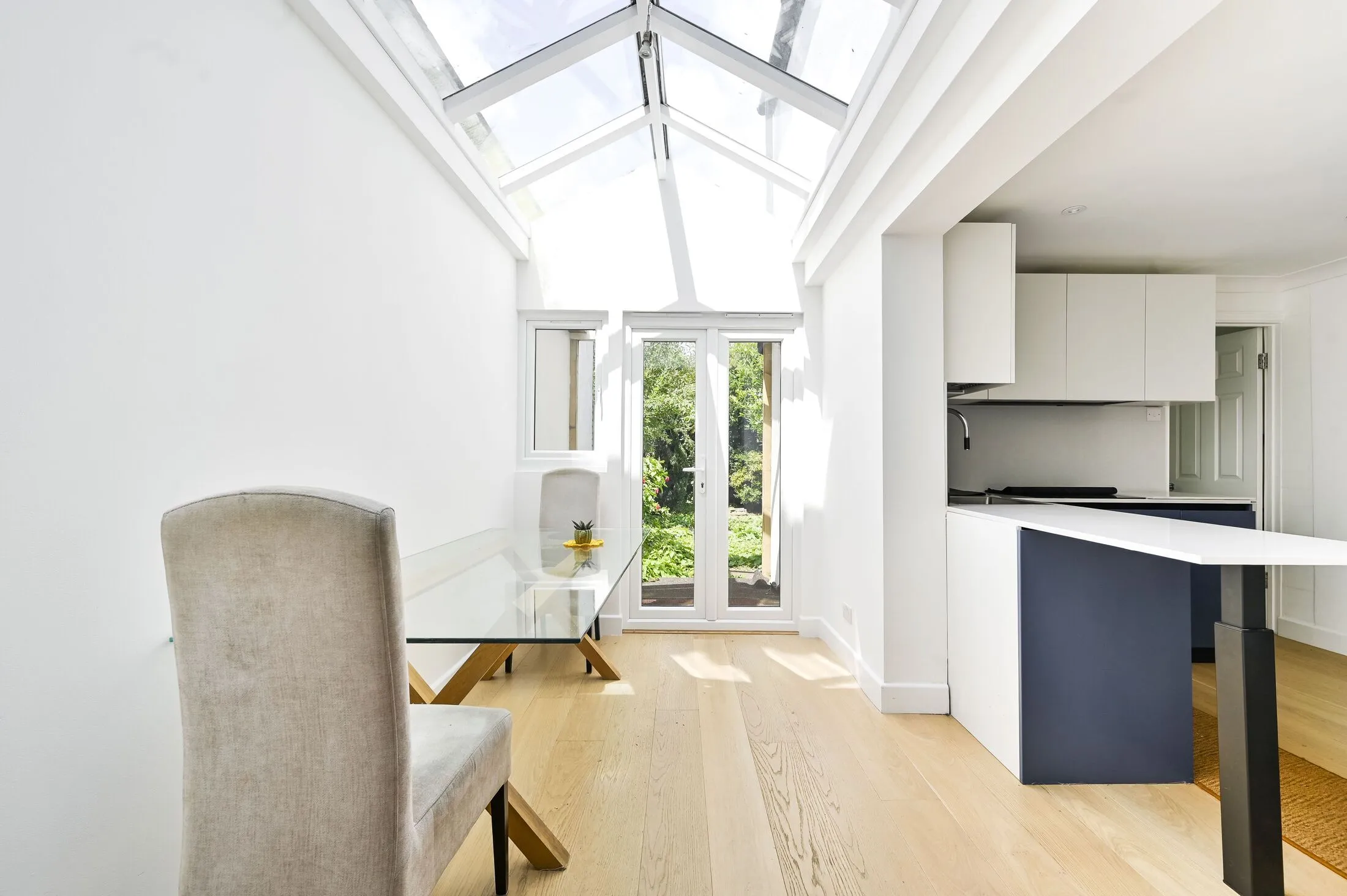 Flat Lebanon Gardens in Greater London