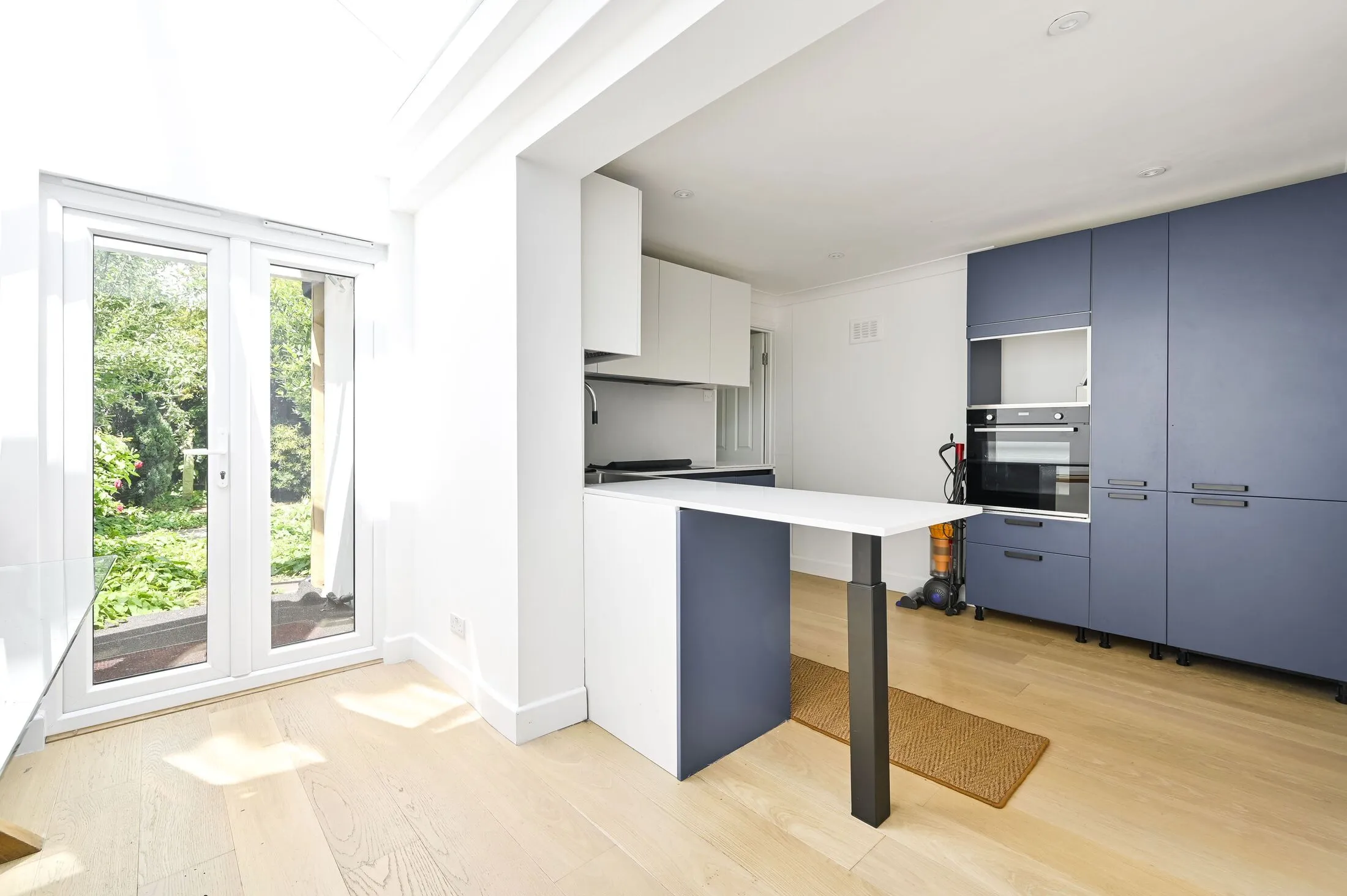Flat Lebanon Gardens in Greater London