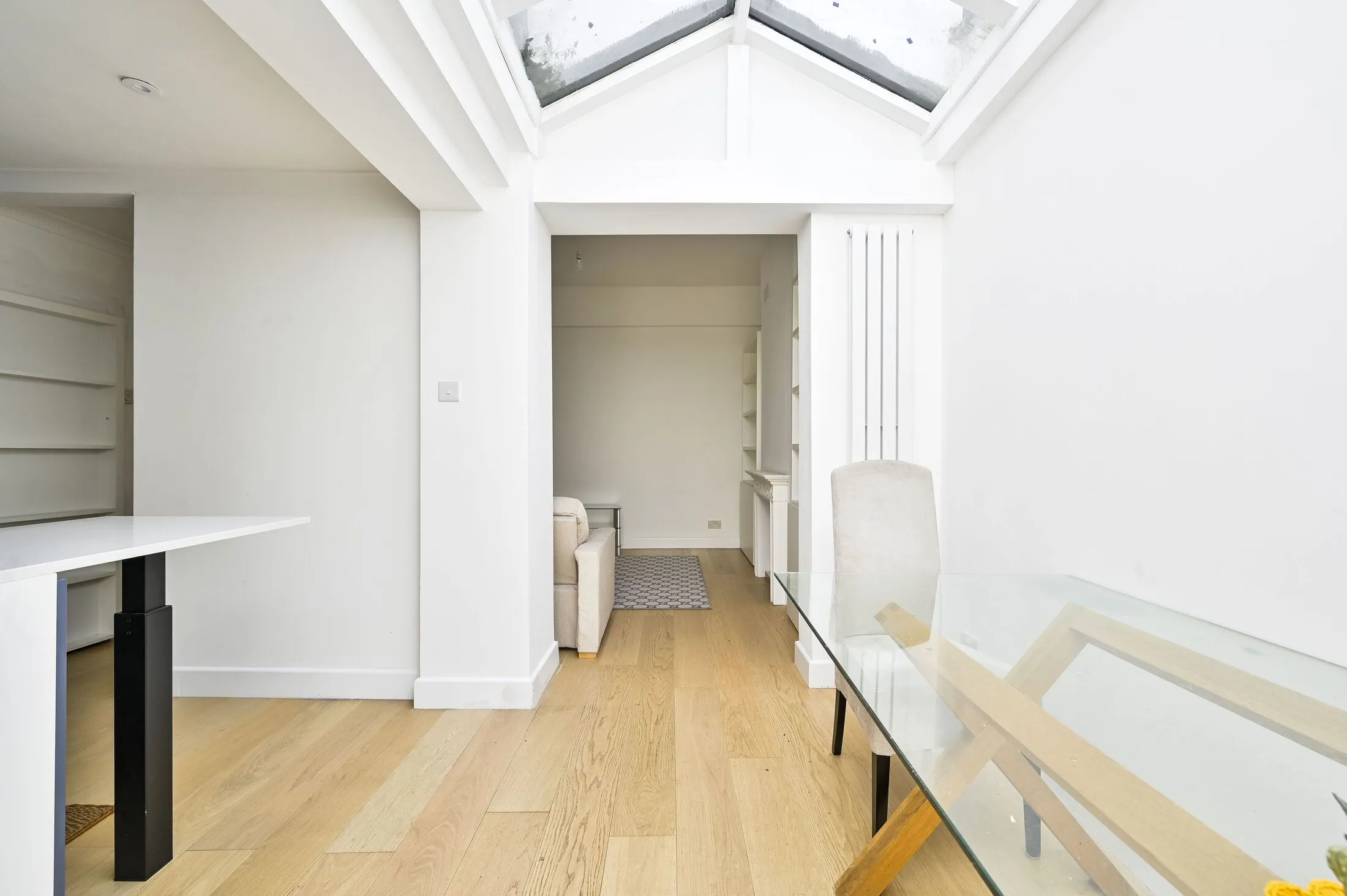 Flat Lebanon Gardens in Greater London