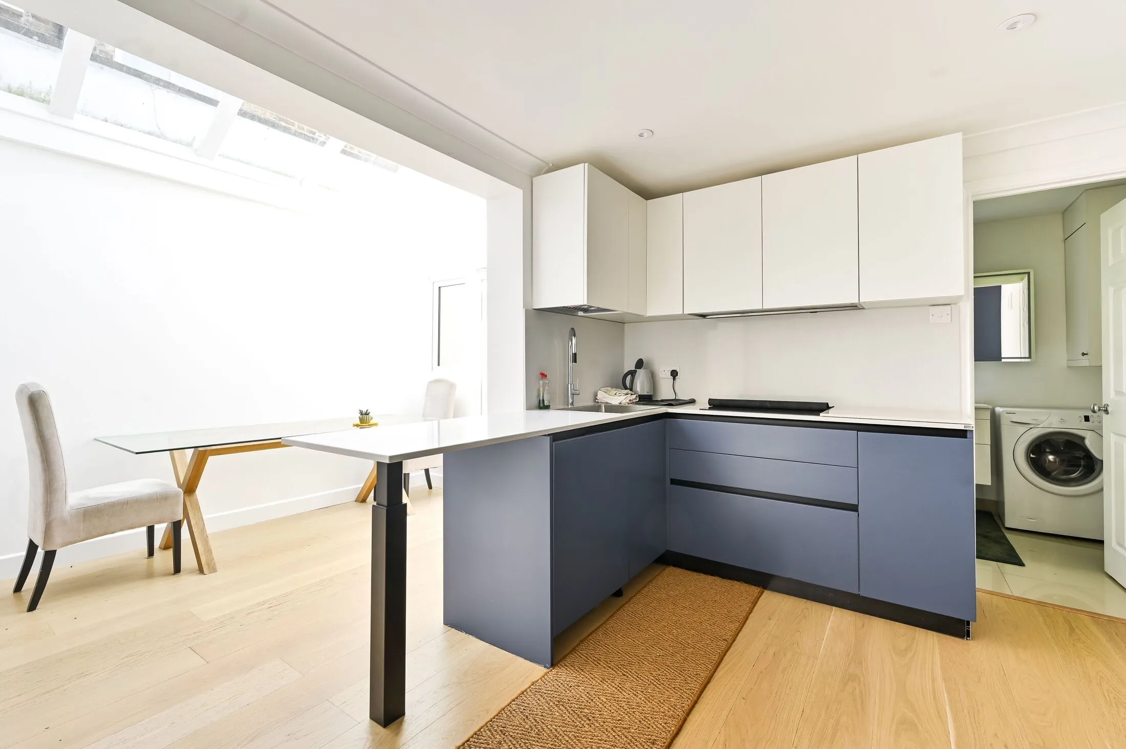 Flat Lebanon Gardens in Greater London