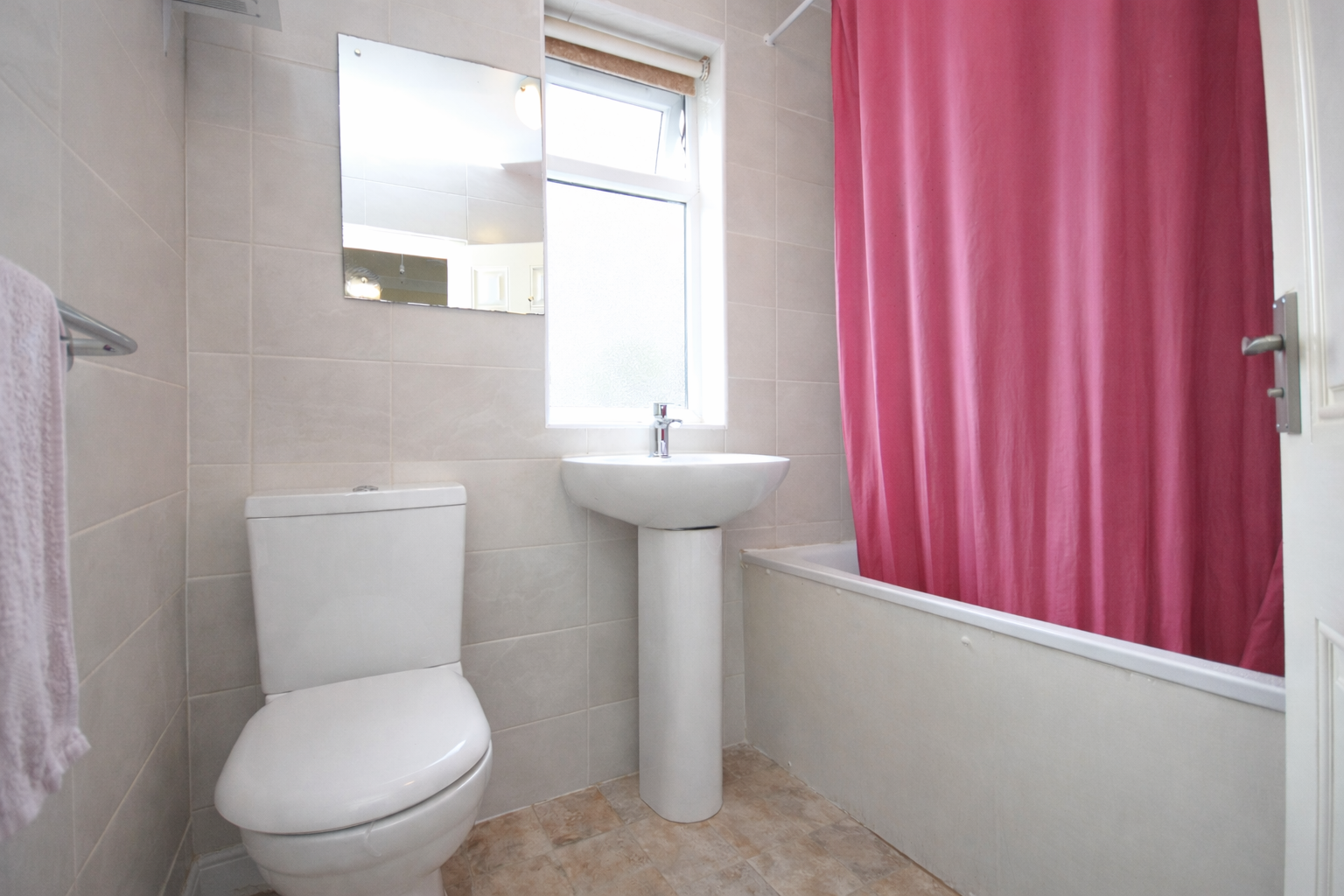 Flat Eskdale Avenue in Greater London