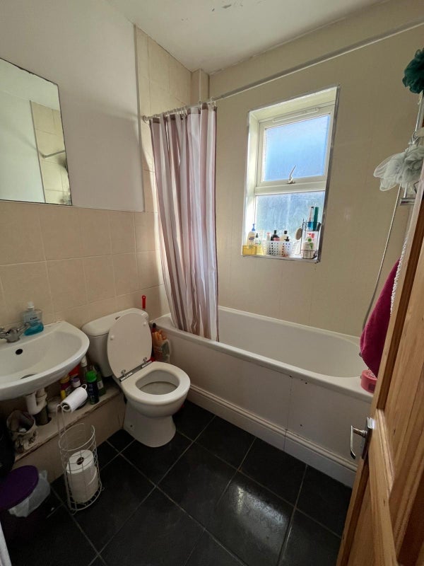 Room Lynwood Road in Greater London