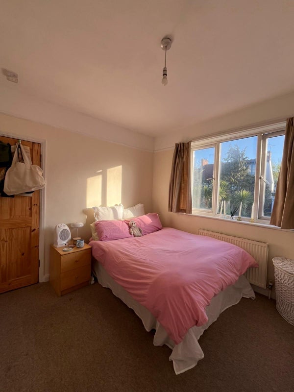 Room Lynwood Road in Greater London