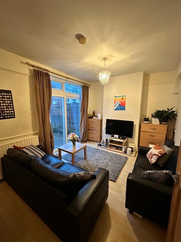 Room Lynwood Road in Greater London