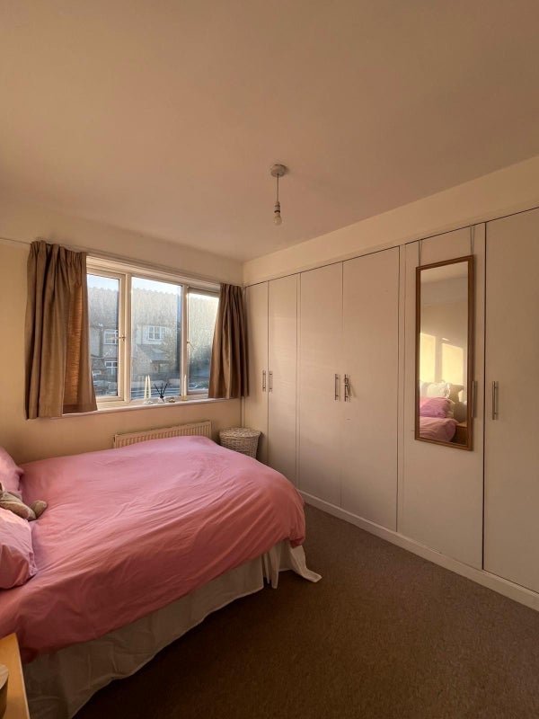 Room Lynwood Road in Greater London