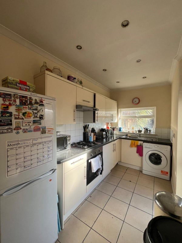 Room Lynwood Road in Greater London