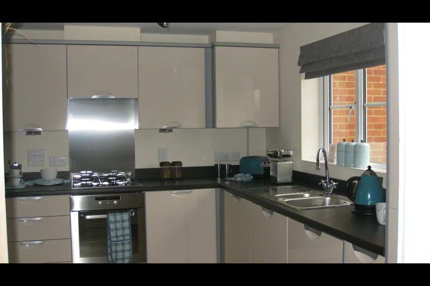 Room Ashmount Crescent in Slough