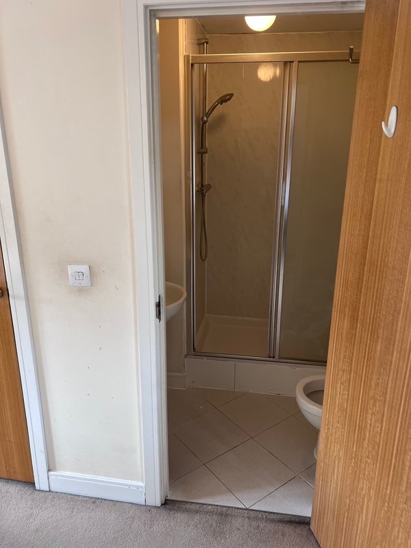 Room Ashmount Crescent in Slough