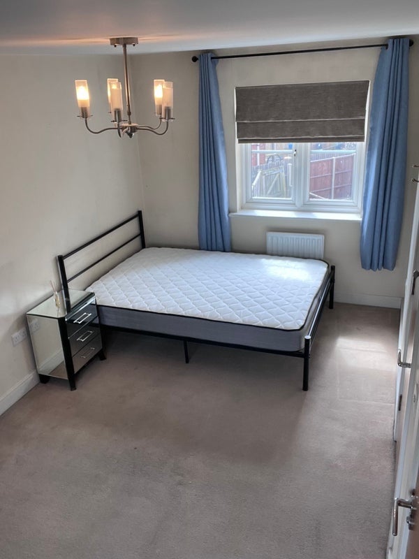 Room Ashmount Crescent in Slough