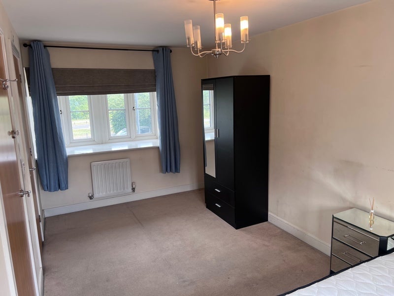 Room Ashmount Crescent in Slough