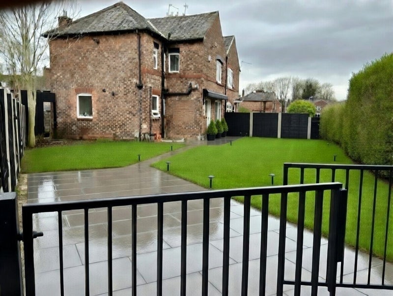 Room Matlock Avenue in Salford