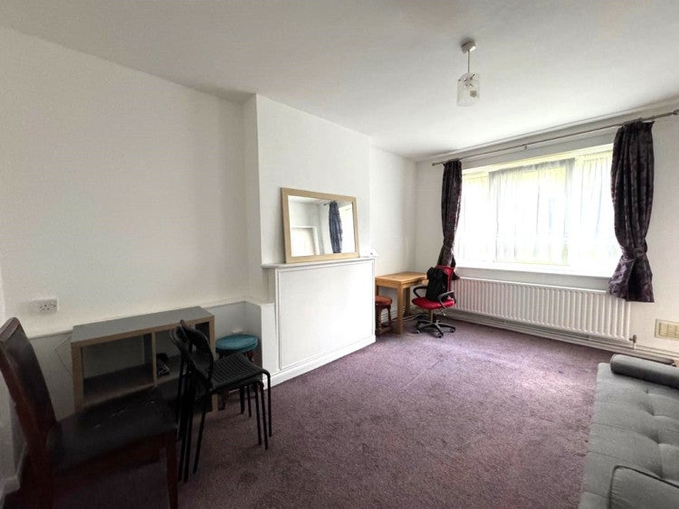 Flat Ainsworth Way in Greater London