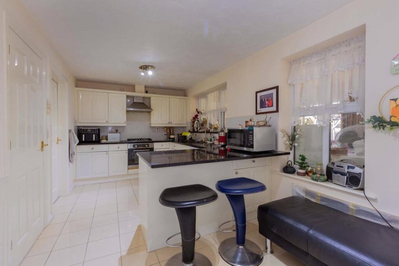 Room Hurworth Avenue in Slough