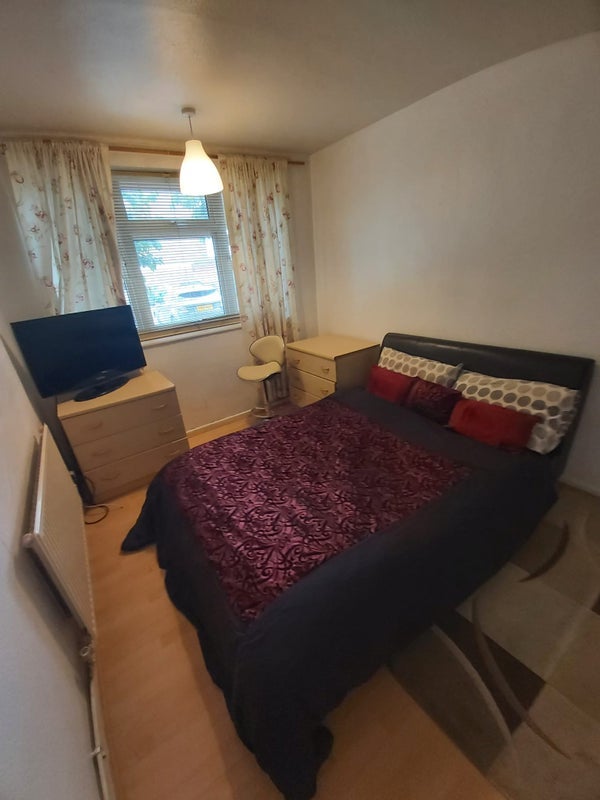Room Mendip Close in Slough
