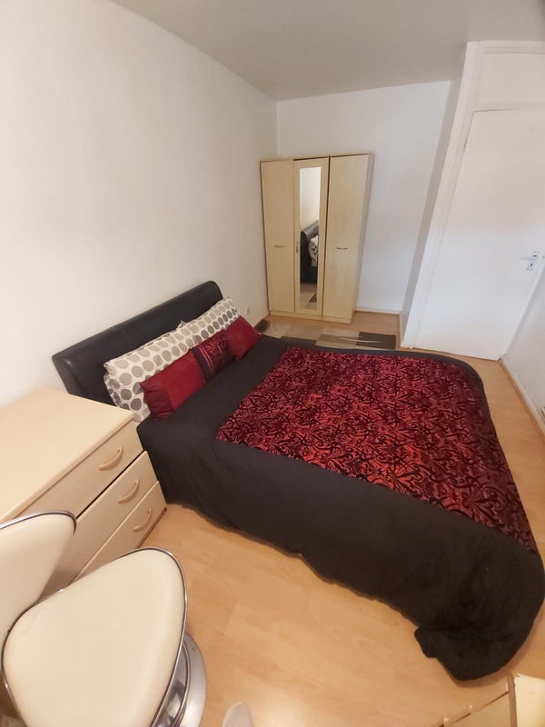 Room Mendip Close in Slough