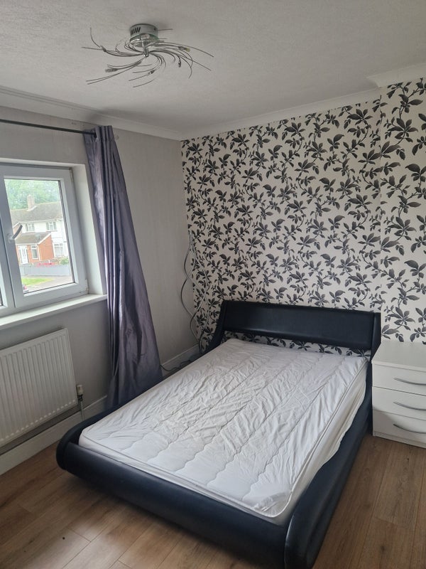 Room Fitchet Close in Crawley