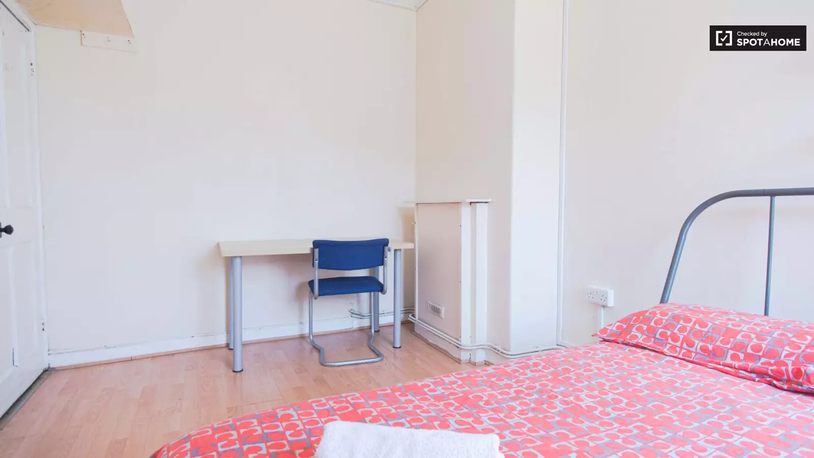 Flat Spelman Street in Greater London