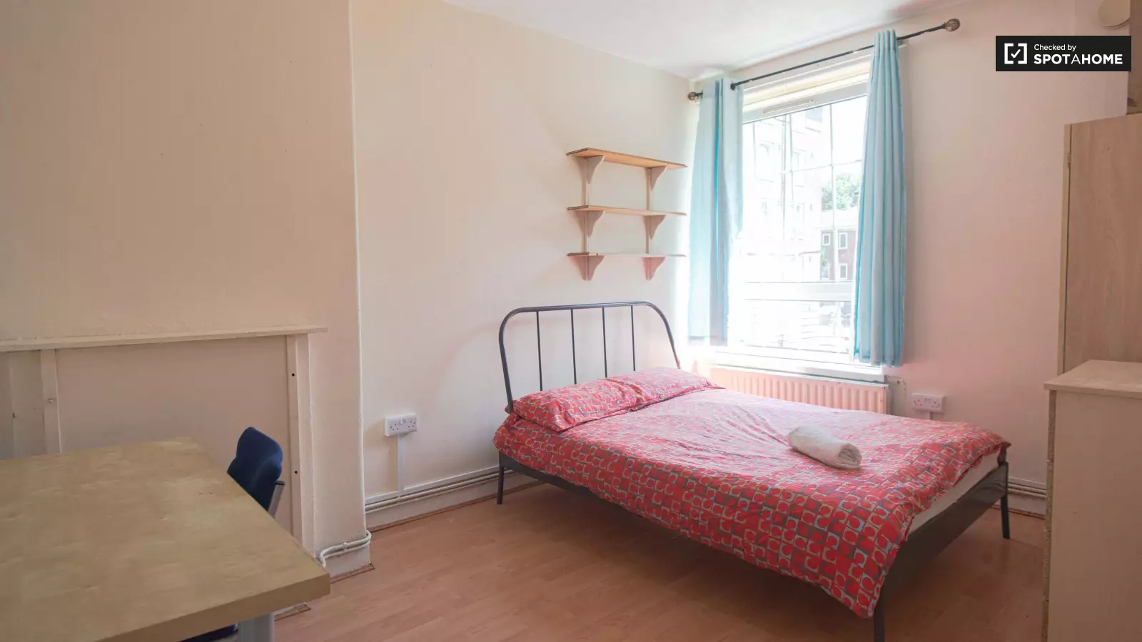Flat Spelman Street in Greater London